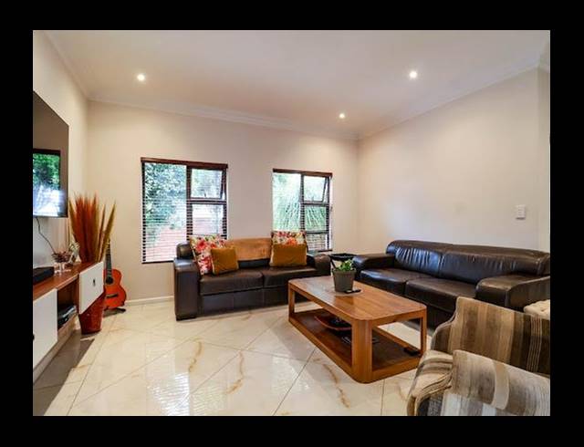 3 BEDROOM TOWNHOUSE FOR SALE IN MIDSTREAM ESTATE